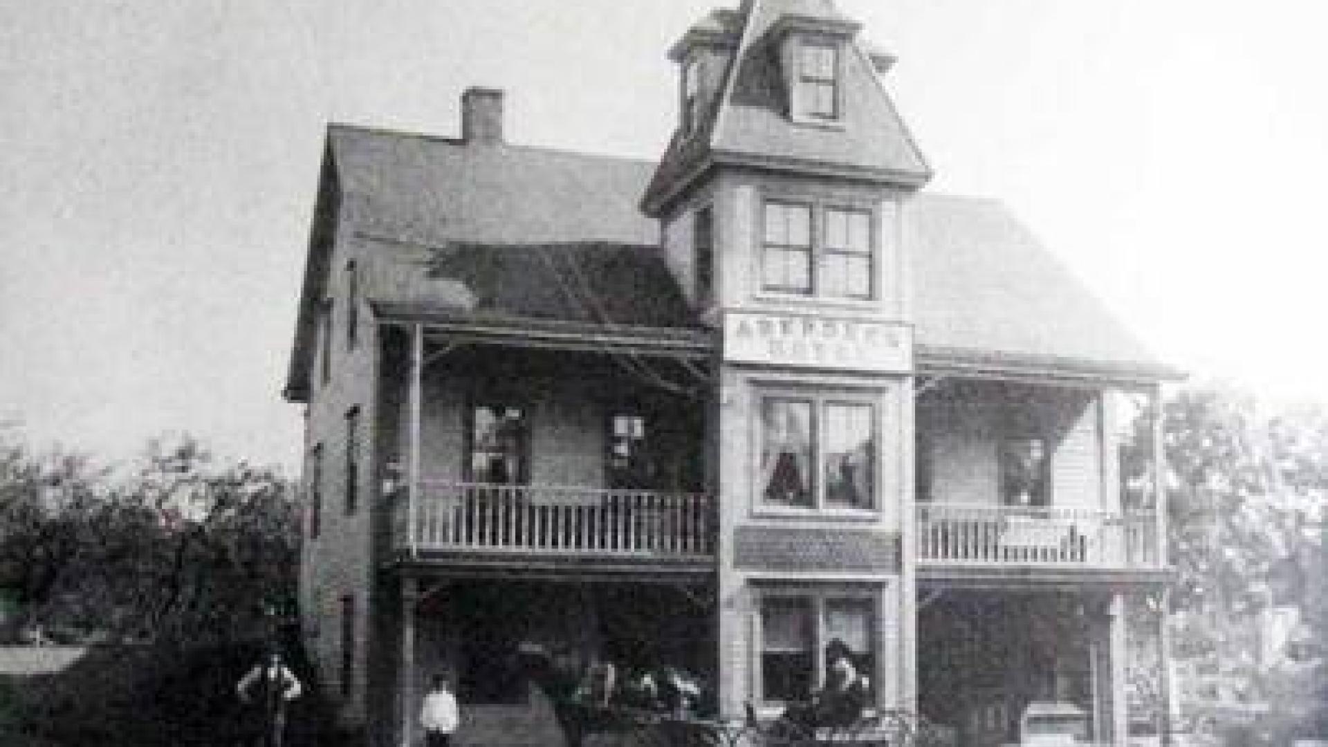 Early 20th century photo of Town Hall. Sign on the building reads Aberdeen Hotel
